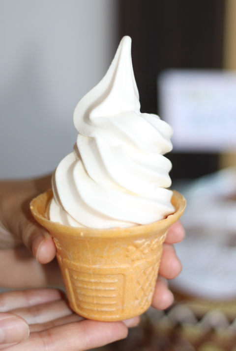 コーンに盛られた青清の味噌ソフトクリーム