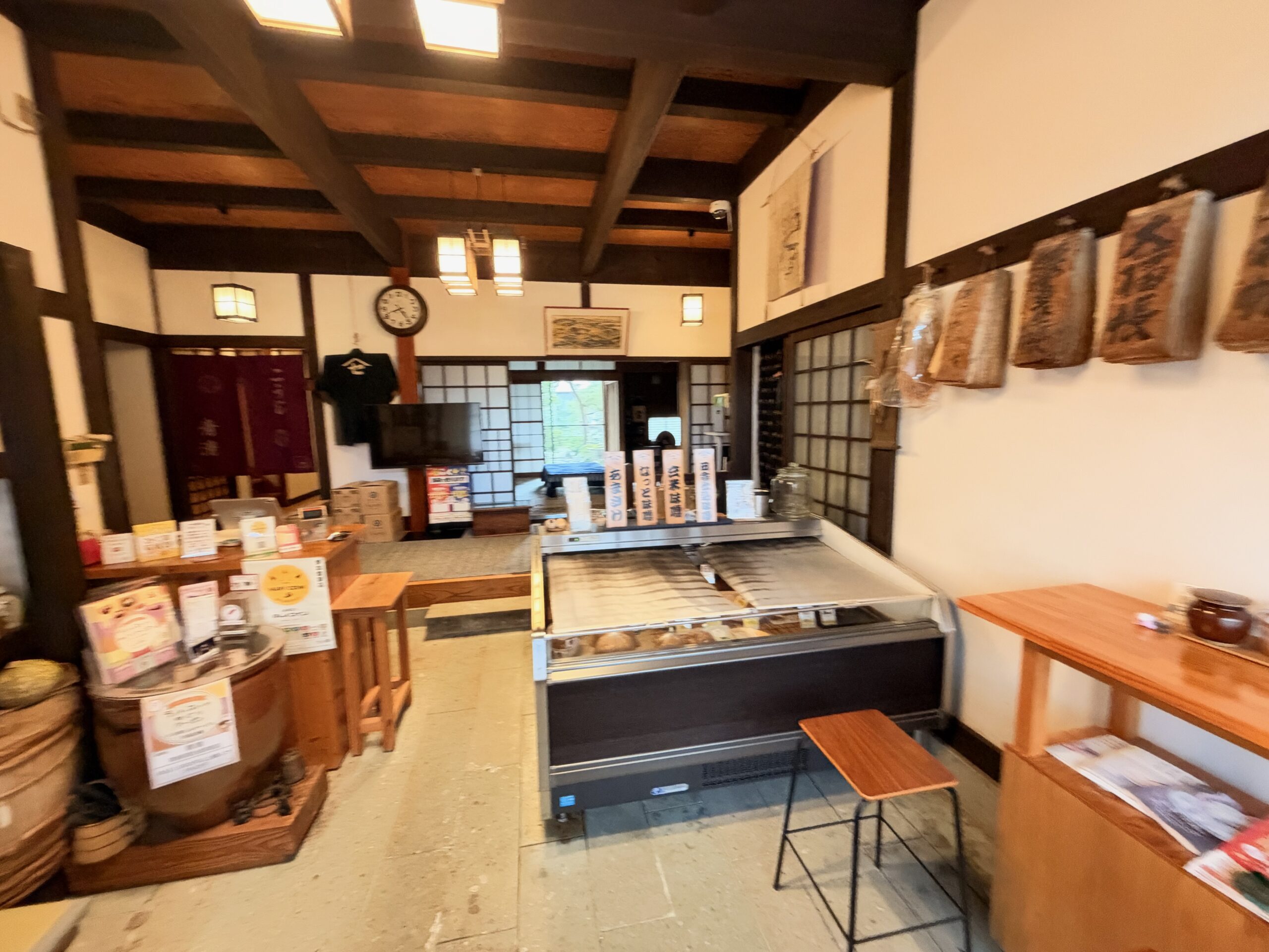 青柳清治郎商店の店内と小さなCafeコーナー